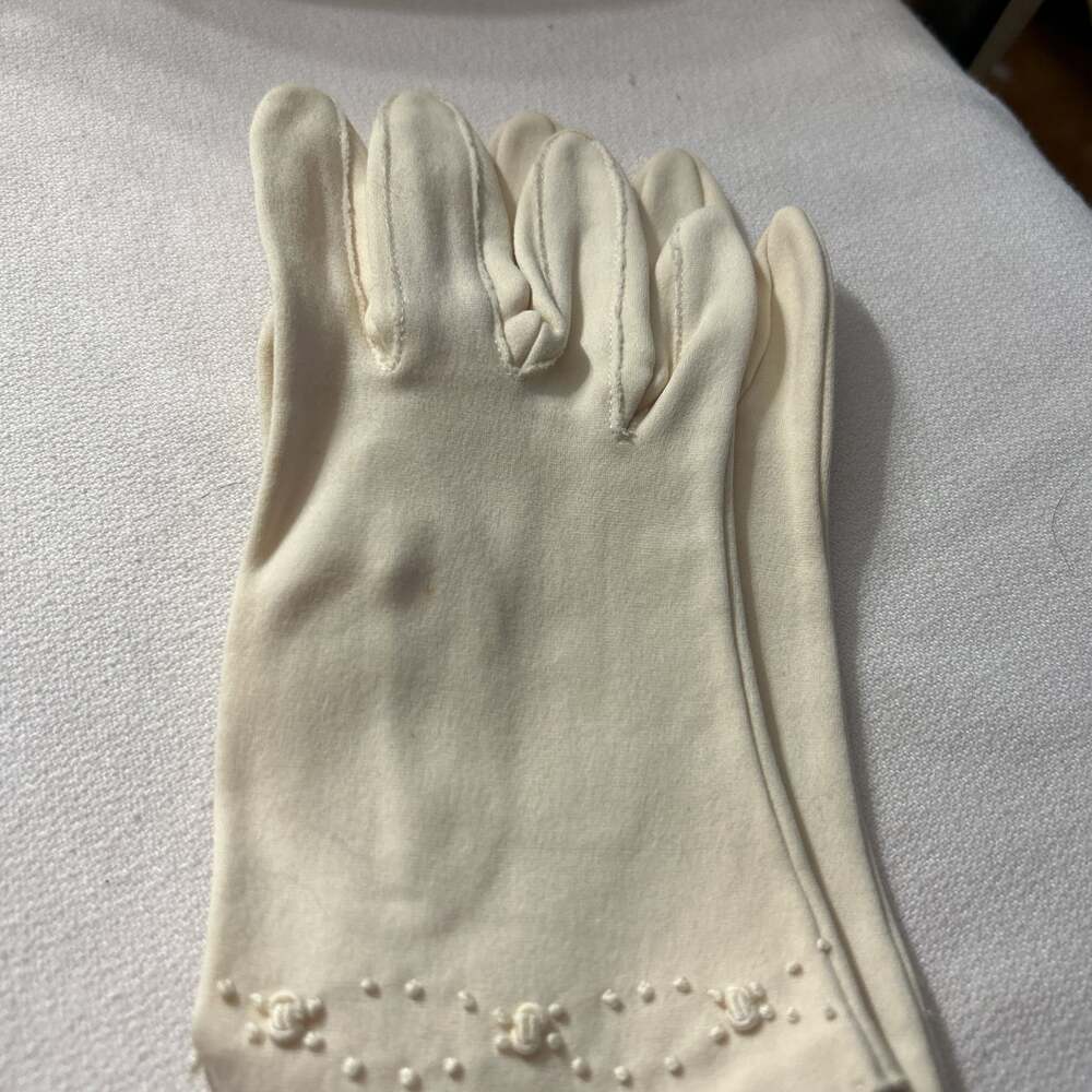 Vintage‎ White Embroidered Floral Gloves